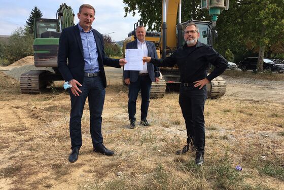 Ralph Gumb mit Kreisbeigeordnetem Krug und Bürgermeister Richter vor zwei Baggern