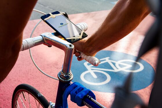 Fahrradlenker und Handyhalter. Auf dem Handyhalter ist das Stadtradel-Logo zu sehen.