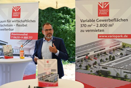Fachjournalisten hören den Ansprachen von Ralph Gumb, Rolf Richter und Hubertus Dreßler zu