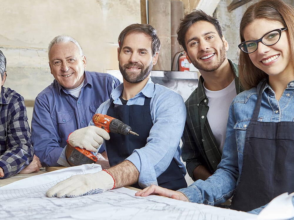 Photo of several craftsman working together in a VarioPark hall
